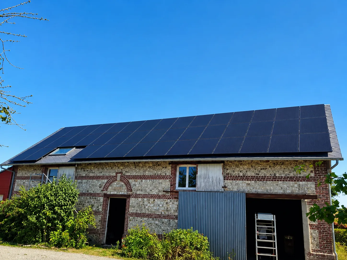 Panneaux photovoltaïques posés par DHAF Énergie sur une longère normande