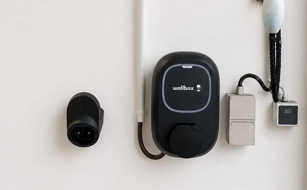 Borne de recharge Wallbox et prise installées par DHAF Énergie